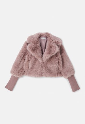 Kurze Jacke aus Kunstfell in zartem Rosa, mit einem Reverskragen, langen, gerippten Ärmeln und einer plüschigen Textur sowie einem glatten Innenfutter.