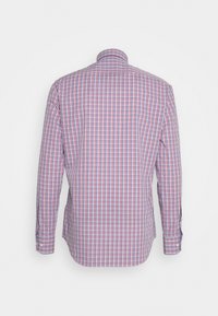 Camisa de botón de manga larga con un patrón a cuadros en azul, rojo y blanco, mostrada desde la parte posterior sobre un fondo blanco.
