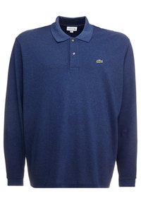 Navyblaues Langarmpolo aus strukturiertem Stoff, mit einem klassischen Kragen, zwei Knöpfen und einem grünen Lacoste-Logo auf der Brust.