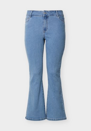 Blå denimjeans med høj talje, frontknap og lynlås, fem lommer og vide ben mod en hvid baggrund.