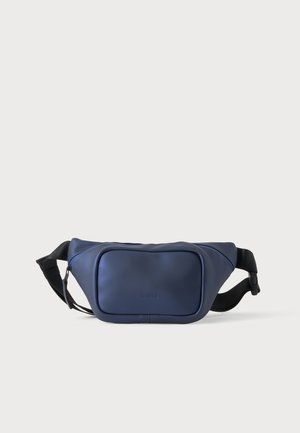 Sac banane bleu zippé avec sangle noire ajustable et poche avant, en matériau lisse.