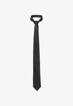 Corbata negra texturizada anudada con un nudo Windsor, mostrada sobre un fondo blanco.