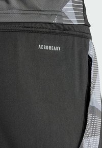 Schwarze Sportshorts aus strukturiertem Stoff mit einem dezenten geometrischen Muster und einem sichtbaren "AEROREADY"-Logo an der Seite.