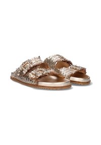 Sandalias de metal dorado tejido con correas anchas, que presentan acentos decorativos. Suela plana con una suela texturizada marrón. Diseño de punta abierta.