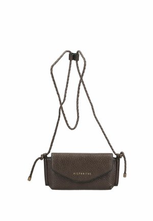 Lille mørkebrun læder crossbody taske med klaplukning og flettet skulderrem, mærket med gyldent "Hispanitas" tekst.