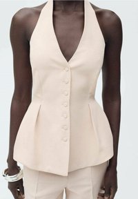 Beiges Neckholder-Top mit tiefem V-Ausschnitt und sechs Knöpfen vorne, ausgestattet mit tailliertem Schnitt und ausgestelltem Peplum-Design. Glatte Stoffstruktur.