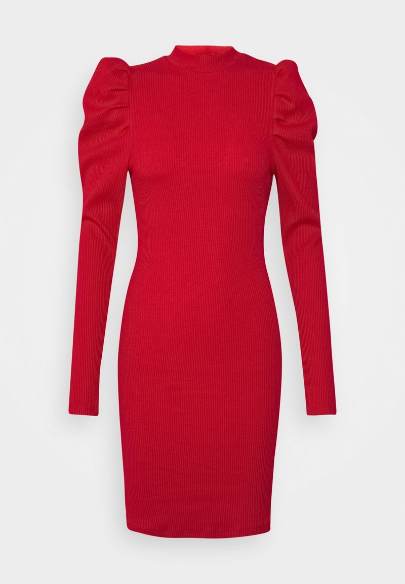 Robe en maille rouge côtelée avec manches longues et épaules bouffantes. Caractérisée par un col montant et une silhouette moulante élégante.