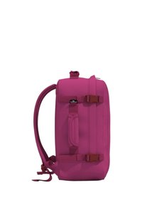 Zaino rosa di forma rettangolare, realizzato in materiale resistente. Dotato di manico superiore, spallacci regolabili e chiusure a fibbia.