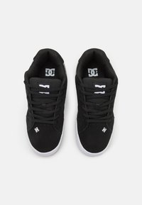 Schwarze Skate-Schuhe mit einer strukturierten Oberseite, gepolstertem Kragen und weißer Gummisohle. Mit einem Logo auf der Zunge und der Seite. Schnürdesign.