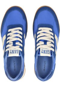 Sneakers blu con una combinazione di tessuti lisci e scamosciati, dotati di lacci bianchi e una striscia bianca a contrasto. Logo stampato sulla soletta.