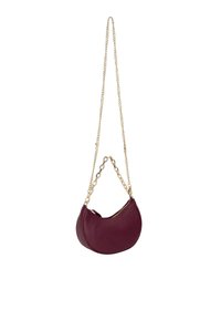Borsa in pelle bordeaux a forma di mezzaluna, con una tracolla in catena dorata e chiusura con zip. Texture liscia con dettagli minimi.
