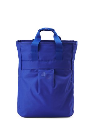 Blaue Tragetasche mit zwei Griffen und einer vorderen Klappe, die durch zwei runde Druckknöpfe gesichert ist, steht aufrecht vor einem weißen Hintergrund.