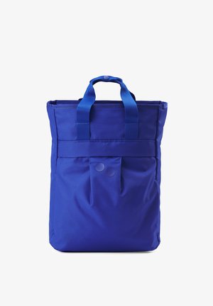Blaue Tragetasche mit zwei Griffen und einer vorderen Klappe, die durch zwei runde Druckknöpfe gesichert ist, steht aufrecht vor einem weißen Hintergrund.