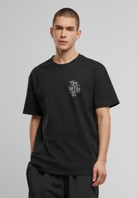 Upscale by Mister Tee NOT LIKE US - Print T-shirt - black
