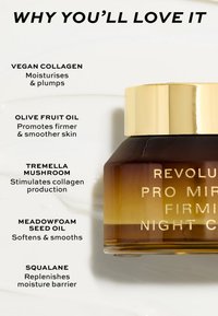 Glasburk med en gradient från mörk bärnsten till klar, guldlock, märkt "Revolution Pro Firming Night Cream," med ingredienser listade i svart text.
