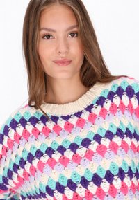 Häkelpullover mit einem bunten Karomuster in Pink, Lila, Türkis und Creme, mit einem strukturierten, runden Halsausschnitt und gemütlichem Strickmaterial.