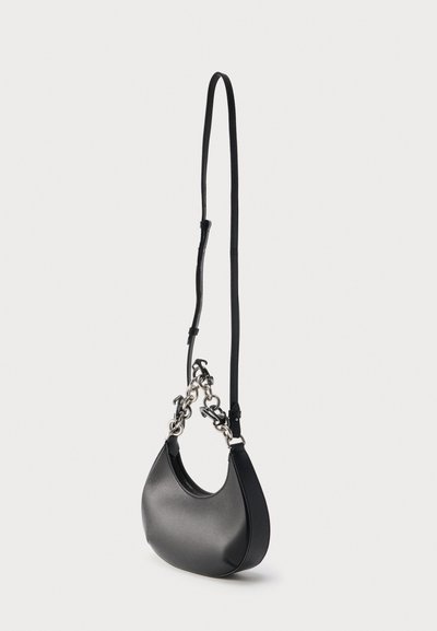 Sac bandoulière en cuir noir en forme de croissant avec détail en chaîne argentée et sangle fine en cuir réglable.