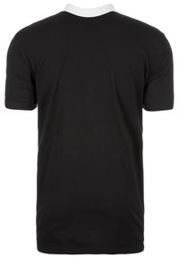 Polo shirt nero a maniche corte con colletto bianco. Il tessuto appare liscio con una vestibilità classica e senza motivi o dettagli visibili.