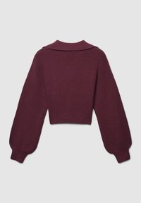 Bordowy, krótkotrwały sweter o prążkowanej fakturze, z szerokim kołnierzem i bufiastymi rękawami. Wykonany z miękkiej, dzianinowej tkaniny.