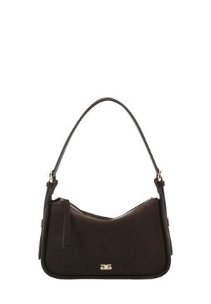 Borsa a spalla in suede marrone con design curvo, hardware dorato e chiusura con zip. Manico superiore singolo e discreto dettaglio con logo sul fronte.