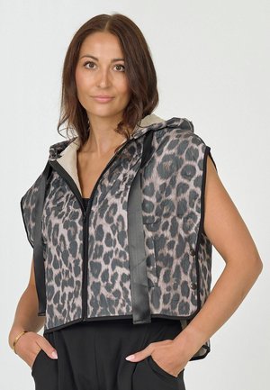 Korte vest met luipaardprint, zwarte satijnen banden, een ritssluiting en een zachte beige capuchonvoering. Bevat rauwe randen en drukknoopsluitingen.