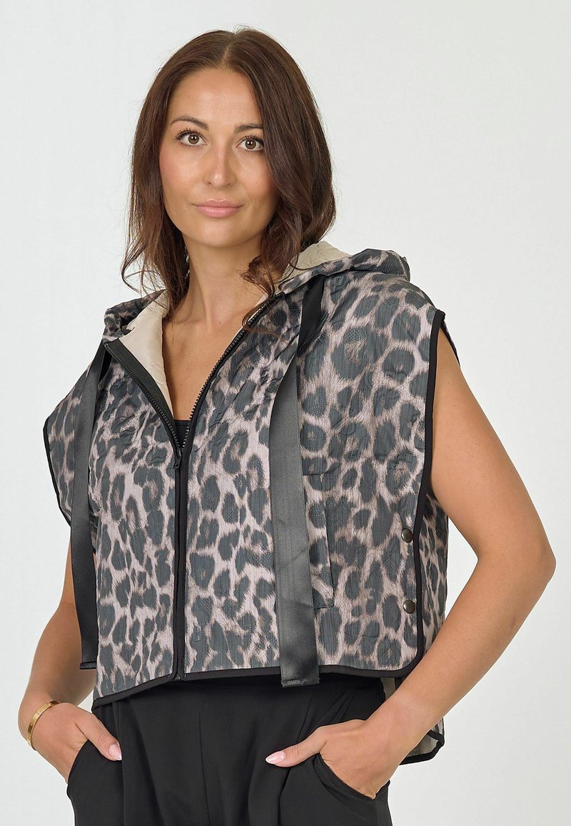 Leopardenmuster-Cropped-Weste mit schwarzen Satin-Trägern, einem Reißverschluss und einer weichen beigen Kapuzenfutter. Verfügt über rohe Kanten und Druckknöpfe.