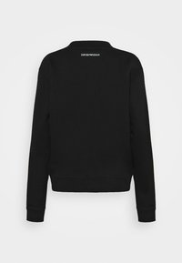 Felpa nera con scollo rotondo e polsini a coste. Presenta il logo Emporio Armani bianco sul retro. Tessuto dalla trama liscia.