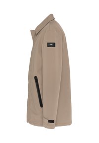 Veste décontractée beige avec col montant, poche zippée noire sur le côté et écusson noir de marque sur le haut du bras.