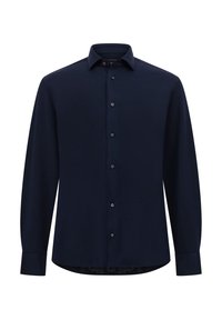 Námořnická košile s dlouhým rukávem z hladké látky, se klasickým límečkem, zapínáním na knoflíky vpředu a rovnými lemy s mírným zakřivením vzadu.