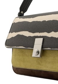 Torebka o usztywnionej konstrukcji, wykonana ze skóry w czarno-kremowe paski, zielonego zamszu, brązowych dodatków z zamszu oraz zapięcia z srebrnym okuciem.