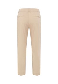 Beige op maat gemaakte broek met ceintuurlussen en twee achterzakjes met bies, gezien van achteren tegen een witte achtergrond.