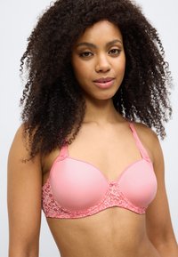 Ροζ δαντελωτό σουτιέν με σταθερά ενισχυμένα cups, περίτεχνη δαντέλα στα τιράντες και τη βάση, και διακοσμητικό φιόγκο στο κέντρο.