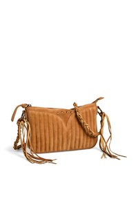 Sac à main en daim beige avec un design côtelé, une bandoulière tressée et des détails en frange. Il présente des clous décoratifs et une texture lisse.