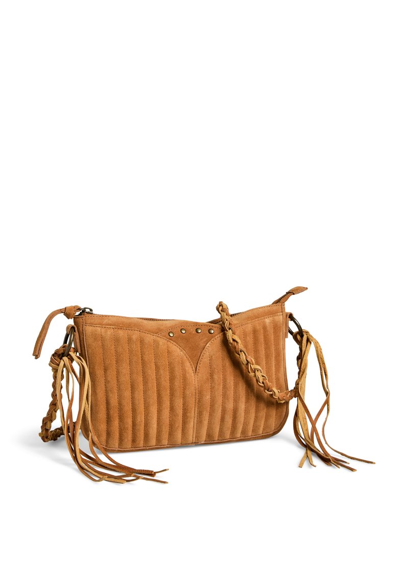 Sac à main en daim beige avec un design côtelé, une bandoulière tressée et des détails en frange. Il présente des clous décoratifs et une texture lisse.