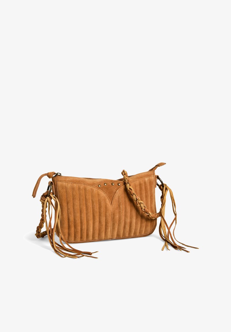 Sac à main en daim beige avec un design côtelé, une bandoulière tressée et des détails en frange. Il présente des clous décoratifs et une texture lisse.