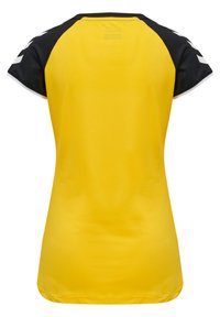 Gul sports t-shirt med sorte skulderdetaljer og korte ærmer. Har en rund halsudskæring og en glat tekstur, velegnet til sportsaktiviteter.