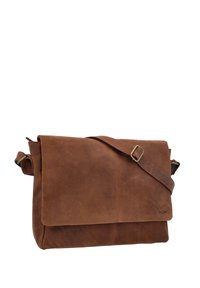 Hnedá kožená taška cez rameno s nastaviteľným popruhom a zapínaním na preklápací kryt, minimálne prešívanie a malým logom vyrazeným v prednom rohu.