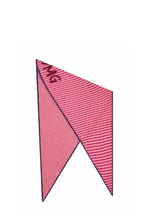 Foulard triangulaire rose avec fines rayures blanches et bord sombre, plié pour montrer des motifs rayés contrastés et un texte noir partiel.