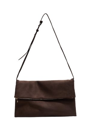 Borsa a tracolla in suede marrone con chiusura a patta, tasca con zip e una lunga tracolla regolabile per indossarla a croce. Forma piatta e rettangolare.