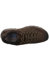 Chaussure de randonnée en cuir brun avec une tige texturée, doublure en maille grise, semelle en caoutchouc et lacets bruns. Dotée d'un renfort à l'avant et d'un rembourrage.