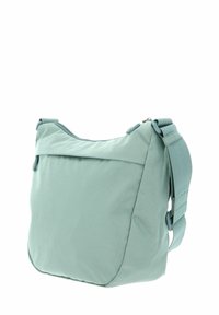 Sac d'épaule vert clair texturé avec compartiment principal zippé et bandoulière réglable. Présente un design élégant et incurvé ainsi qu'un motif subtil.