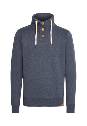 Mornarsko plavi pulover s visokim ovratnikom, tri drvena gumba i kremasti končići za vezanje. Izrađen od teksturiranog materijala s prilagođenim rubom i manšetama.