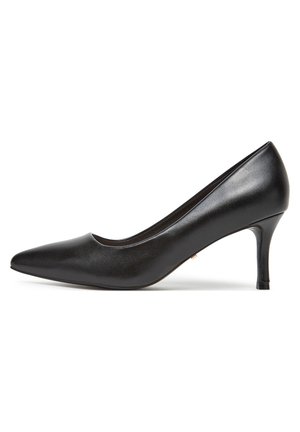 Damska czarna skórzana czółenka na szpilce o średniej wysokości, z noskiem w szpic, przedstawiona z profilu na białym tle.