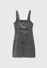 Robe sans manches en denim noir délavé avec fermeture éclair à l'avant, détail lacé sur la poitrine et bretelles ajustables.