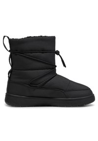 Botte d'hiver isolante noire avec tissu texturé, fermeture à cordon ajustable et semelle en caoutchouc épaisse pour adhérence et chaleur.