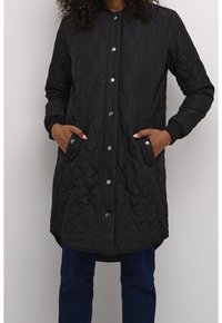 Gep quilteter schwarzer Jacke mit rundem Halsausschnitt, Druckknöpfen, Taschen an den Seiten und gerippten Bündchen. Aus glattem, strukturiertem Material und knielangem Design.