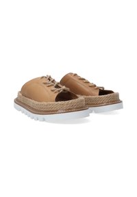 Leren tan schoenen met een gesloten neus, voorzien van een geweven jute middenzool, een witte rubberen zool en decoratieve veters.