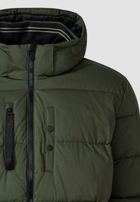 Grüne, puffy Jacke mit hohem Kragen, Frontreißverschluss und Druckknopfverschlüssen. Verfügt über horizontale Nähte und ein kontrastierendes Innenfutter.