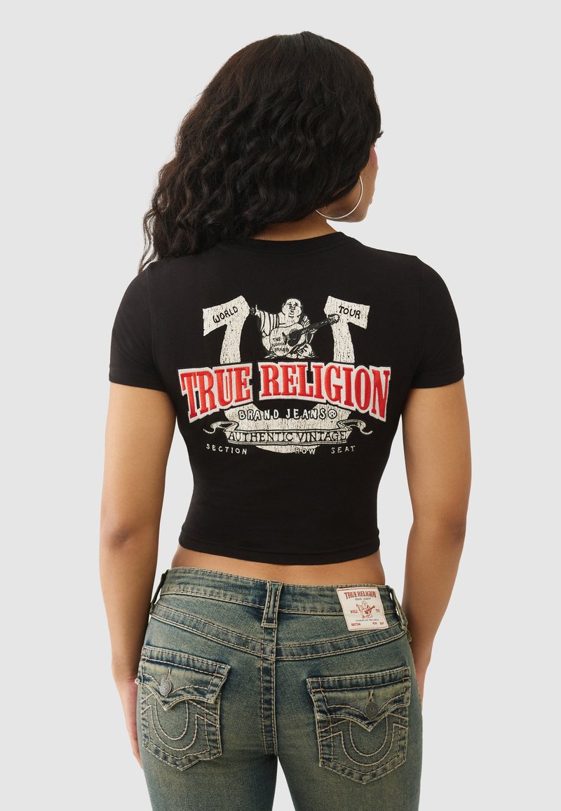 Czarny krótki t-shirt z czerwono-białym nadrukiem na plecach przedstawiającym napis "True Religion" i grafikę gitary. Połącz z jasnoniebieskimi dżinsami.