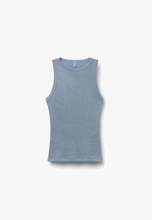Bezrękawnik z dzianiny w jasnoniebieskim kolorze, prążkowany, z okrągłym dekoltem, ułożony na płasko na białym tle.